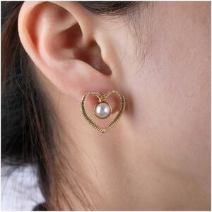 New Pearl of Hearts Stud Earrings